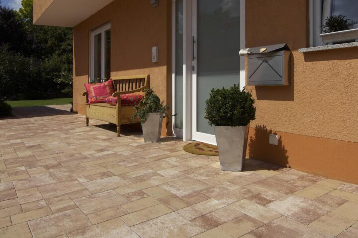 La Tierra Pflasterstein in mediterraner Farbnuance verlegt im wilden Verband