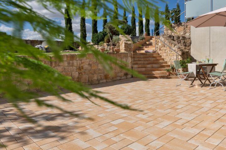 La Tierra Pflasterstein in mediterraner Farbnuance verlegt im wilden Verband