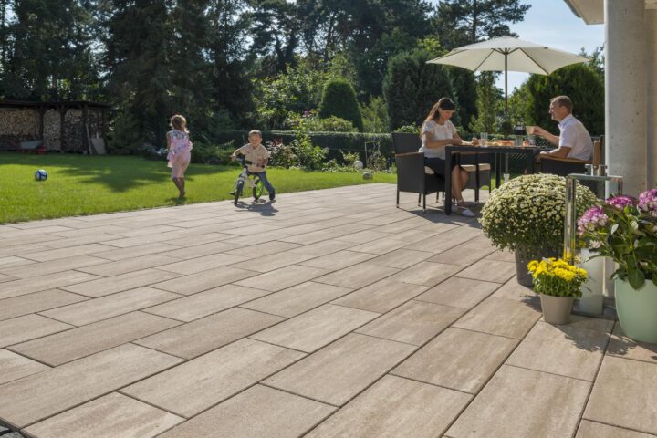 Stratos Gestaltungspflaster Cottonbeige mit betonglatter Oberfläche und gestreift nuancierter Farbgebung