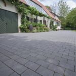 Germania Antik Pflastersteine in Grau - Anthrazit mit unregelmäßigen Kanten, verlegt im wilden Verband