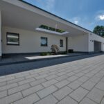 Vios Pflaster Anthrazit mit schmalem Fugenbild und kugelgestrahlter Natursteinkörnung