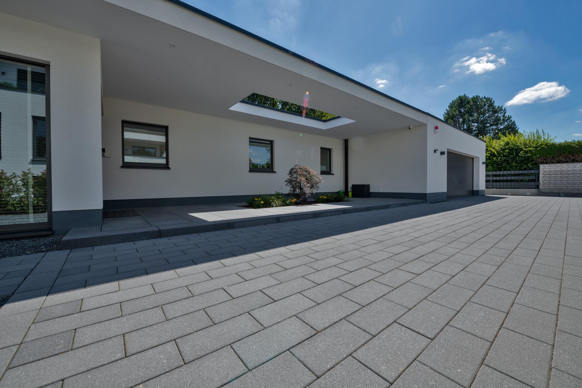 Vios Pflaster Anthrazit mit schmalem Fugenbild und kugelgestrahlter Natursteinkörnung