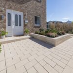 Vios Pflaster Beige mit schmalem Fugenbild und kugelgestrahlter Natursteinkörnung