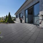 Pheos Pflasterstein Anthrazit Plus mit Glimmereffekt in moderner Terrassenfläche