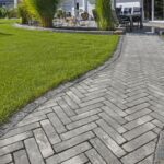 Kibo Riemchenpflaster in Klinkergrau, rustikal verlegt im 1:4-Format