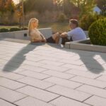 Pheos Pflasterstein Grau Plus mit Glimmereffekt in moderner Terrassenfläche