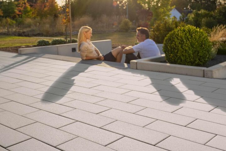 Pheos Pflasterstein Grau Plus mit Glimmereffekt in moderner Terrassenfläche