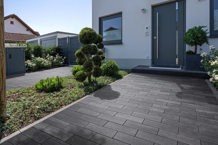 Zentano Pur Pflasterstein in moderner Gartenanlage