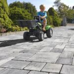 Germania Antik Pflastersteine in Muschelkalk mit unregelmäßigen Kanten, verlegt im wilden Verband