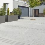 Nimbus Pflasterstein Dunkelgrau in moderner Hofeinfahrt, schlankes Format