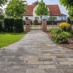 Zentano Pur Pflasterstein in moderner Außenanlage mit geradliniger Verlegung