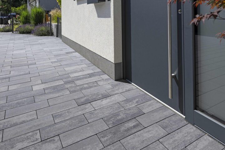 Zentano Pur Pflasterstein in moderner Gartenanlage