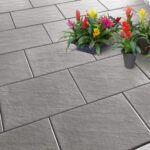 Pflasterstein Scivo in Mittelgrau gleichmäßig verlegt auf Terrasse oder Einfahrt