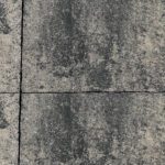 Auf den ersten Blick gefallen die Nuancierungen und die modern abgestimmten Formate. Beim zweiten Hinsehen wirken dann die leicht gewellten Kanten und die strukturierte Oberfläche. Die große Besonderheit von Xanthos kann man aber sehen und fühlen. Durch unsere Veredelung wird der Stein farbintensiver, glatt und fast samtig – deshalb nennen wir ihn auch "Xanthos samt"! Zum hohen gestalterischen Wert kommen die praktischen Eigenschaften hinzu: die optimierte Stärke von 5,5 Zentimetern und die Produktion ohne Fase. Das macht Xanthos für eine Terrassenplatte außerordentlich robust und die fertigen Flächen sind gehfreundlich und bieten wenig Platz für unerwünschtes Grün.