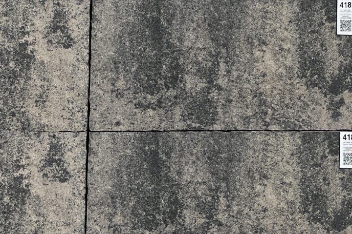 Auf den ersten Blick gefallen die Nuancierungen und die modern abgestimmten Formate. Beim zweiten Hinsehen wirken dann die leicht gewellten Kanten und die strukturierte Oberfläche. Die große Besonderheit von Xanthos kann man aber sehen und fühlen. Durch unsere Veredelung wird der Stein farbintensiver, glatt und fast samtig – deshalb nennen wir ihn auch "Xanthos samt"! Zum hohen gestalterischen Wert kommen die praktischen Eigenschaften hinzu: die optimierte Stärke von 5,5 Zentimetern und die Produktion ohne Fase. Das macht Xanthos für eine Terrassenplatte außerordentlich robust und die fertigen Flächen sind gehfreundlich und bieten wenig Platz für unerwünschtes Grün.