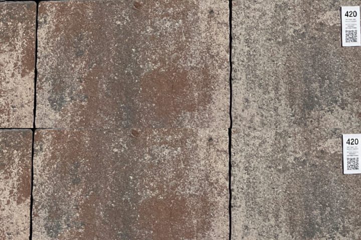 Auf den ersten Blick gefallen die Nuancierungen und die modern abgestimmten Formate. Beim zweiten Hinsehen wirken dann die leicht gewellten Kanten und die strukturierte Oberfläche. Die große Besonderheit von Xanthos kann man aber sehen und fühlen. Durch unsere Veredelung wird der Stein farbintensiver, glatt und fast samtig – deshalb nennen wir ihn auch "Xanthos samt"! Zum hohen gestalterischen Wert kommen die praktischen Eigenschaften hinzu: die optimierte Stärke von 5,5 Zentimetern und die Produktion ohne Fase. Das macht Xanthos für eine Terrassenplatte außerordentlich robust und die fertigen Flächen sind gehfreundlich und bieten wenig Platz für unerwünschtes Grün.