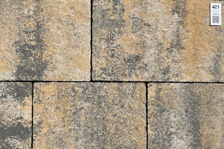 Auf den ersten Blick gefallen die Nuancierungen und die modern abgestimmten Formate. Beim zweiten Hinsehen wirken dann die leicht gewellten Kanten und die strukturierte Oberfläche. Die große Besonderheit von Xanthos kann man aber sehen und fühlen. Durch unsere Veredelung wird der Stein farbintensiver, glatt und fast samtig – deshalb nennen wir ihn auch "Xanthos samt"! Zum hohen gestalterischen Wert kommen die praktischen Eigenschaften hinzu: die optimierte Stärke von 5,5 Zentimetern und die Produktion ohne Fase. Das macht Xanthos für eine Terrassenplatte außerordentlich robust und die fertigen Flächen sind gehfreundlich und bieten wenig Platz für unerwünschtes Grün.