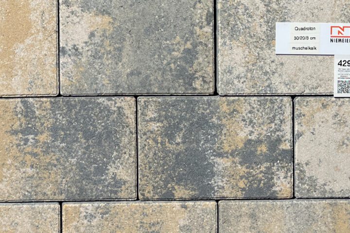 Quadroton besticht durch zeitlose Eleganz, die sich stimmig in jedes Umfeld einpasst. Ruhig und harmonisch unterstreicht dieses Pflaster besonders das Gesamtbild moderner Architektur. Attraktive Mischfarben verleihen jeder Fläche ihren individuellen Reiz. Die Quadroton-Steine sind mit der patentierten Verschiebesicherung Fusion ausgerüstet und bringen eine ganz neue Flexibilität in Ihre Planung: Fusion bedeutet geradlinige Formate mit Verbundwirkung – sogar stabile Pflasterungen im wilden Verband sind damit möglich.
