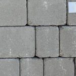 Unser Mehrsteinsystem Modena antik versprüht Temperament und Atmosphäre. Gebrochene Ecken und Kanten, große Flächen und klare Linien bestimmen das Pflaster. Die vier aufeinander abgestimmten Formate sorgen für optischen Einklang und Abwechslung zugleich. Dabei ist das Rumpelpflaster – wie der Modena-Stein – belastbar und effizient: mit Fusion gegen Verschiebekräfte gesichert und auf Wunsch werkseitig für die Pflastermaschine paketiert. So sparen Sie Aufwand und Kosten.