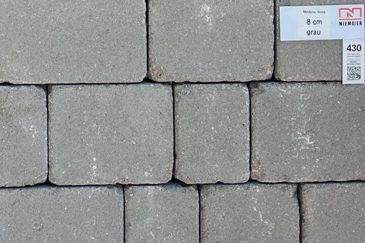 Unser Mehrsteinsystem Modena antik versprüht Temperament und Atmosphäre. Gebrochene Ecken und Kanten, große Flächen und klare Linien bestimmen das Pflaster. Die vier aufeinander abgestimmten Formate sorgen für optischen Einklang und Abwechslung zugleich. Dabei ist das Rumpelpflaster – wie der Modena-Stein – belastbar und effizient: mit Fusion gegen Verschiebekräfte gesichert und auf Wunsch werkseitig für die Pflastermaschine paketiert. So sparen Sie Aufwand und Kosten.