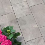 Pflasterstein Ancona in Weiß-Schwarz geflammt mit edler Oberflächenstruktur auf moderner Fläche verlegt.