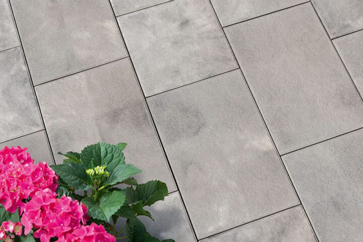 Pflasterstein Ancona in Weiß-Schwarz geflammt mit edler Oberflächenstruktur auf moderner Fläche verlegt.