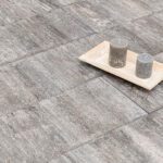 Pflasterstein Via in der Farbe Greige verlegt in dezentem, modernen Muster im Außenbereich