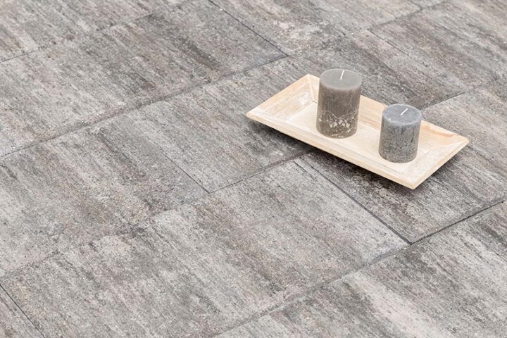 Pflasterstein Via in der Farbe Greige verlegt in dezentem, modernen Muster im Außenbereich