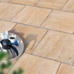 Pflasterstein Via in Sandstein-Optik mit warmen Farbtönen verlegt im Außenbereich