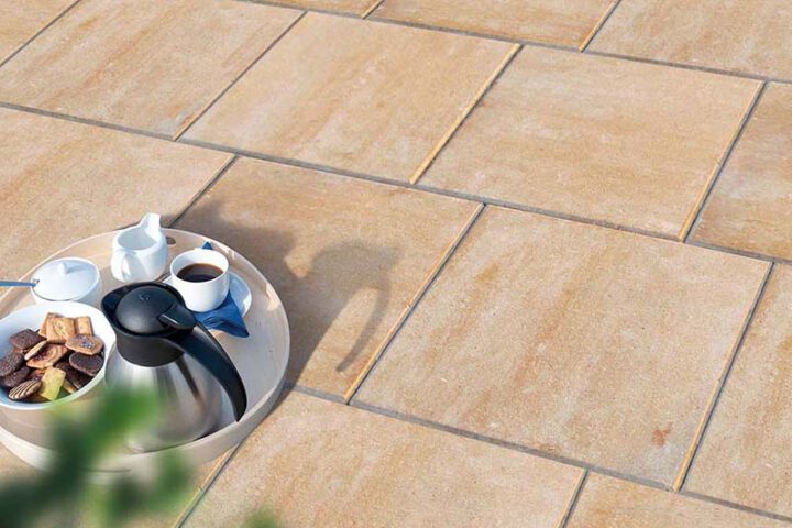 Pflasterstein Via in Sandstein-Optik mit warmen Farbtönen verlegt im Außenbereich