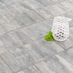 Pflasterstein Via in Weiß-Schwarz verlegt mit kontrastreichem, modernem Erscheinungsbild