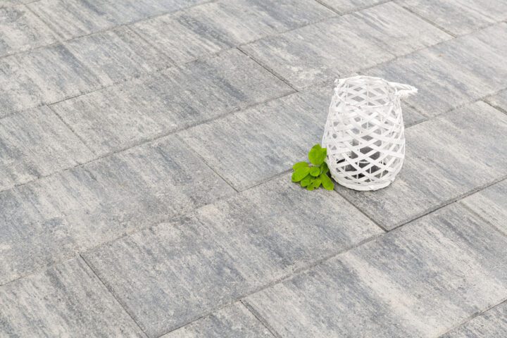 Pflasterstein Via in Weiß-Schwarz verlegt mit kontrastreichem, modernem Erscheinungsbild