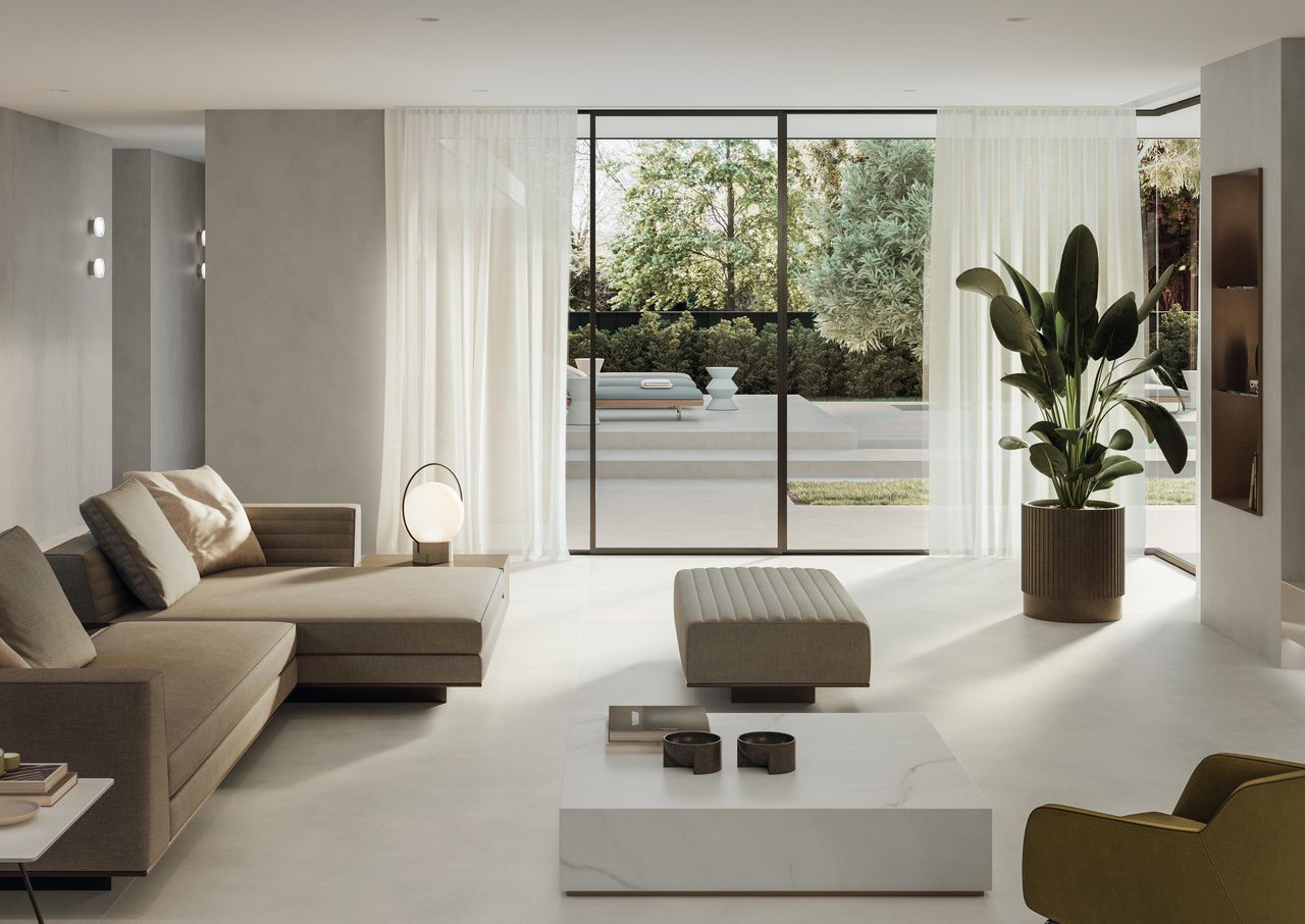 Die raffinierte Einfachheit der Oberflächen ist insgesamt sehr einheitlich und ausgewogen, weist aber aus der Nähe betrachtet leichte Nuancen und grafische Details auf.