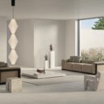 Die Feinsteinzeug- und Wandfliesenkollektion mit einem materiellen und dreidimensionalen Betoneffekt für den Innen- und Außenbereich. Die zehn neuen, modernen Farben und der Dekorapparat sind differenzierende Elemente der Kollektion, die beide zusammen mit der Designerin Elisa Ossino entwickelt wurden.