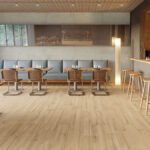 Blend ist eine raffinierte Neuinterpretation der natürlichen Eiche und zeichnet sich durch seine Liebe zum Detail aus. Die extrem ausgewogene Grafik in Verbindung mit den warmen Farbtönen, in denen sie dekliniert ist, hebt Räume auf eine neue Ebene der Eleganz.