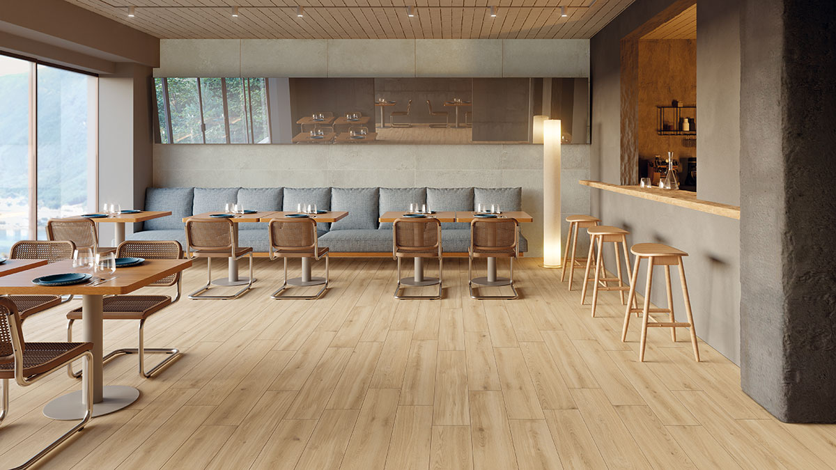 Blend ist eine raffinierte Neuinterpretation der natürlichen Eiche und zeichnet sich durch seine Liebe zum Detail aus. Die extrem ausgewogene Grafik in Verbindung mit den warmen Farbtönen, in denen sie dekliniert ist, hebt Räume auf eine neue Ebene der Eleganz.