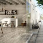 Die Maserungen des Holzes sind das Emblem dieses außergewöhnlichen Gleichgewichts von Perfektion und Schönheit. Fünf Holzarten, die die Räume mit Wärme und Natürlichkeit in einer idealen sinnlichen Kontinuität zwischen Innen- und Außenbereichen kleiden.