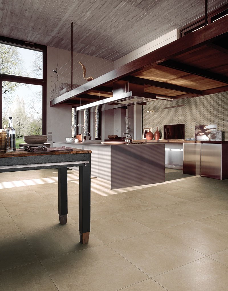 New York, die facettenreiche, hektische und weltoffene Metropole schlechthin. Die Serie vereint auf elegante Weise die Wesentlichkeit von intensiven neutralen Tönen und reinem Weiß mit der lebendigen Ironie von Grafiken, die an Stadtansichten erinnern, und urbanen Materialien, wie Beton und Graffiti-Wandbildern.