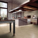 New York, die facettenreiche, hektische und weltoffene Metropole schlechthin. Die Serie vereint auf elegante Weise die Wesentlichkeit von intensiven neutralen Tönen und reinem Weiß mit der lebendigen Ironie von Grafiken, die an Stadtansichten erinnern, und urbanen Materialien, wie Beton und Graffiti-Wandbildern.