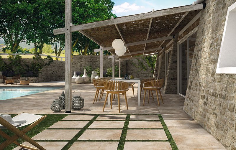 Ein Feinsteinzeug mit Terrakotta-Effekt, das die beste italienische Tradition mit einem Hauch von Modernität neu interpretiert. Eine im Laufe der Zeit unveränderte Schönheit, die die typischen Kritikpunkte von Terrakotta beseitigt, in einer Palette von warmen Farben, Größen und Schattierungen.