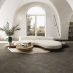 Eine von Beton inspirierte Palette neutraler Farbtöne, deren minimalistischer und innovativer Charakter die Dynamik des urbanen Lebens widerspiegelt.