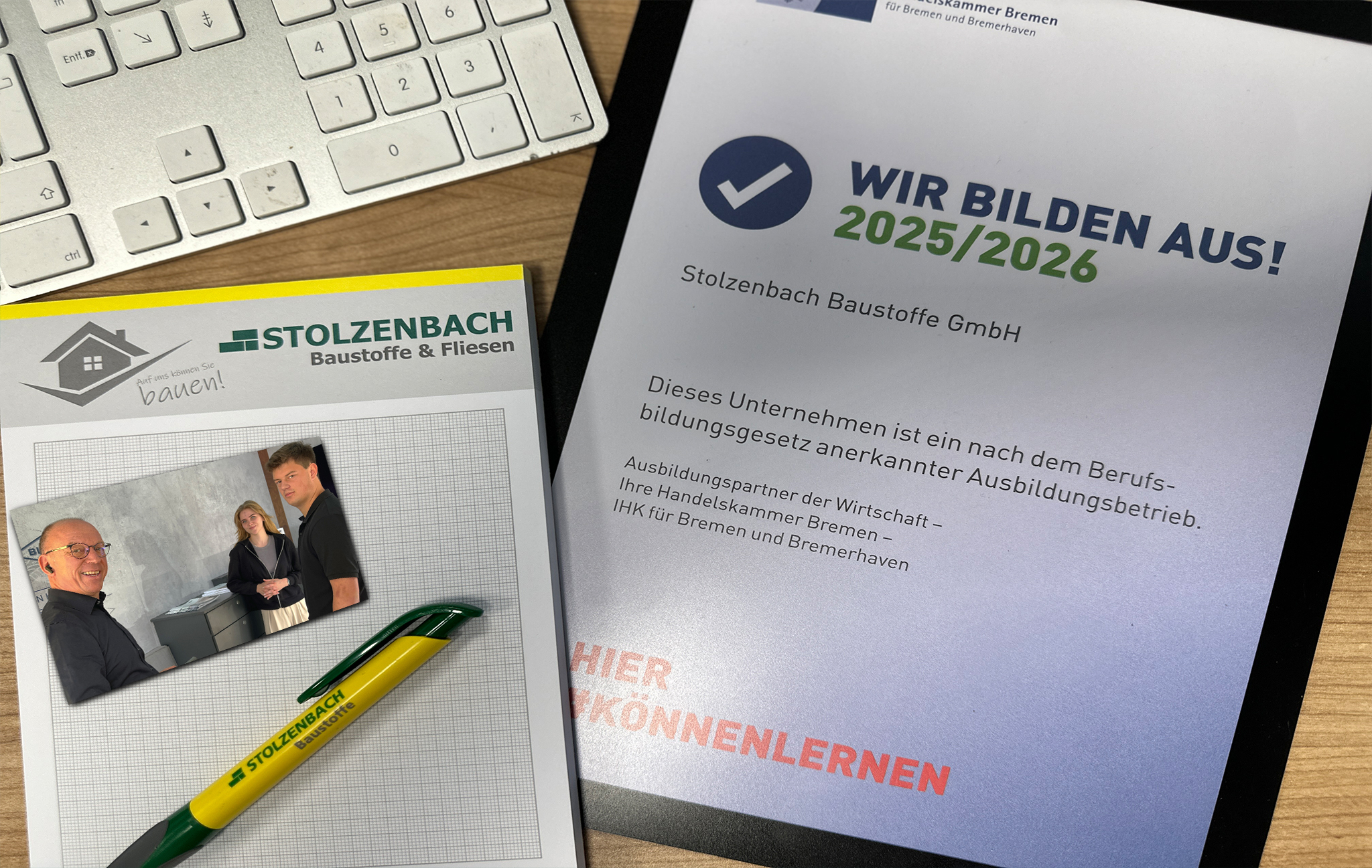Stolzenbach Baustoffe und Fliesen Broschüre mit Stift und Tablet, die Ausbildungsinformationen für 2025/2026 zeigt.
