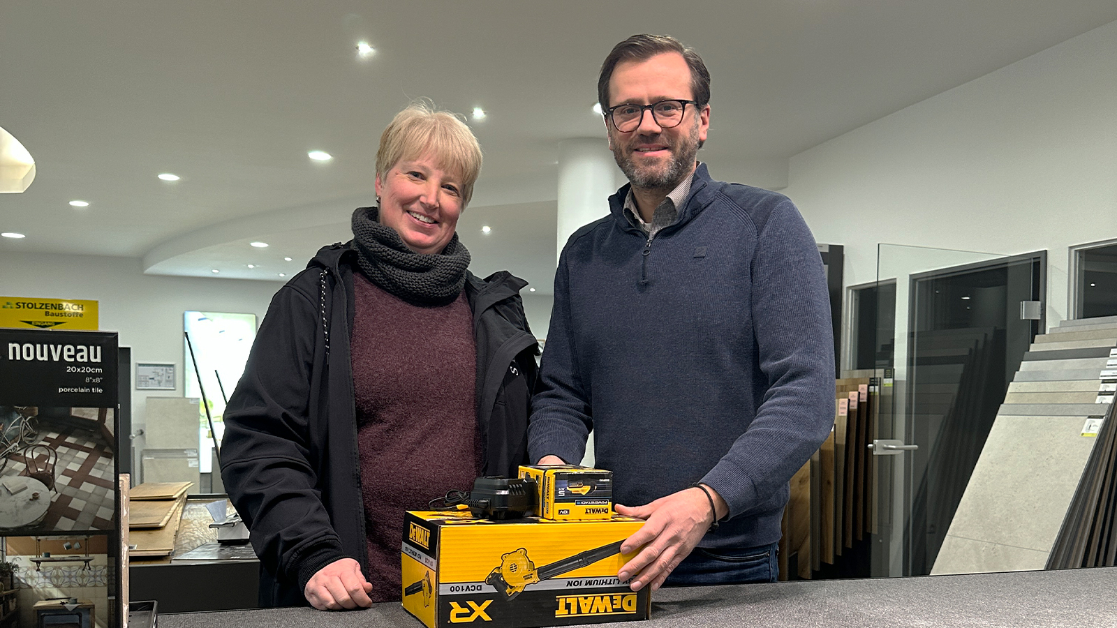 Gewinnerin Sandra Landwehr übergibt DEWALT Laubpuster an Kita Simon Petrus in Bremen-Habenhausen