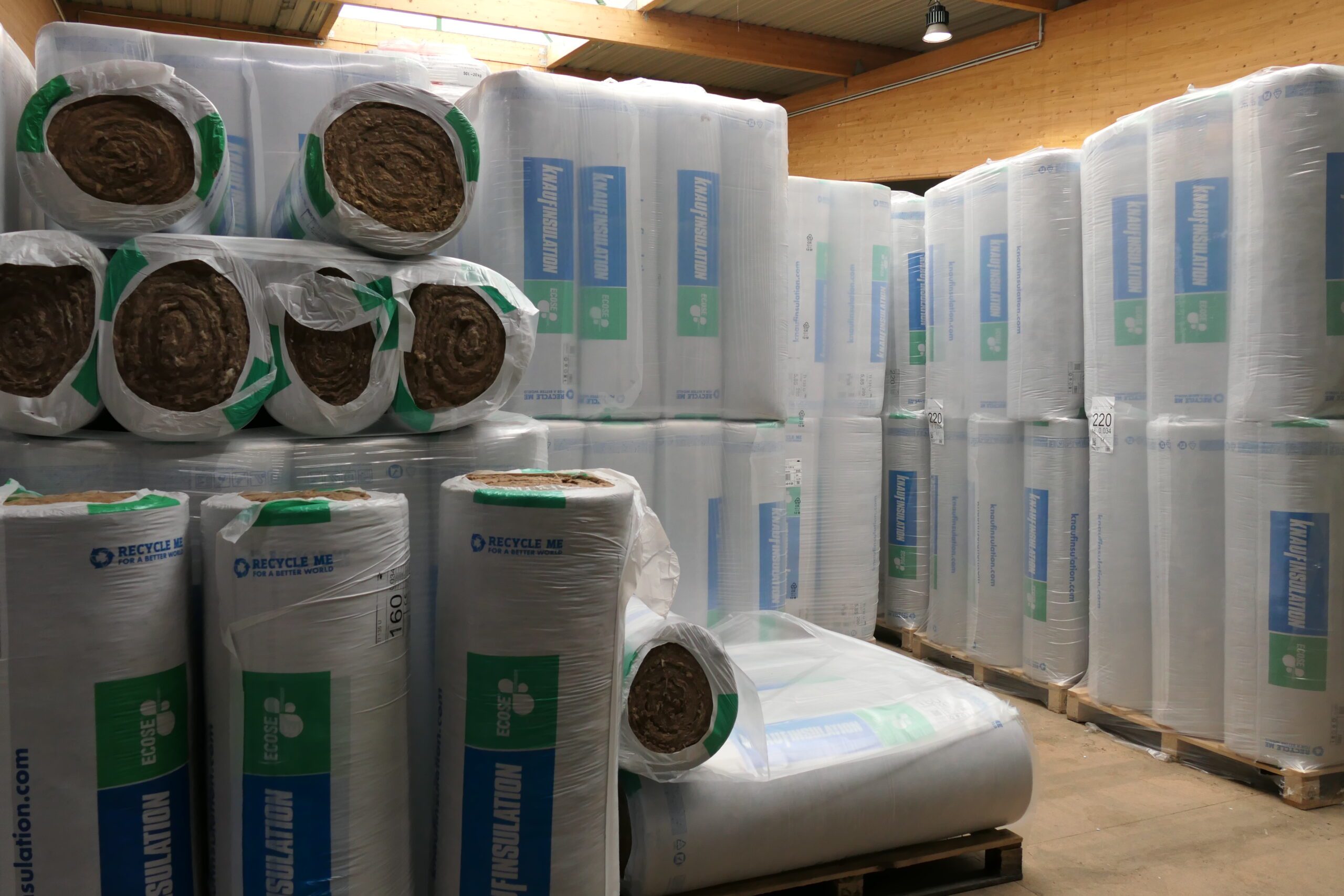 Knauf Insulation Steinwolle-Dämmung auf Paletten im Lager von Stolzenbach Baustoffe in Bremen für den Brandschutz und Wärmeschutz.