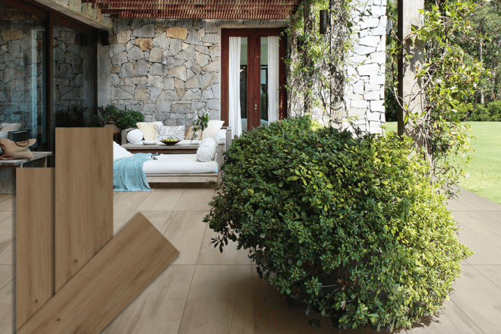 Terrasse mit Keramik-Bodenplatten in satter, brauner Holzoptik (Farbe Brown), kombiniert mit einer Natursteinwand und Lounge-Möbeln. Im Vordergrund drei Produktmuster der Serie HAT-87.