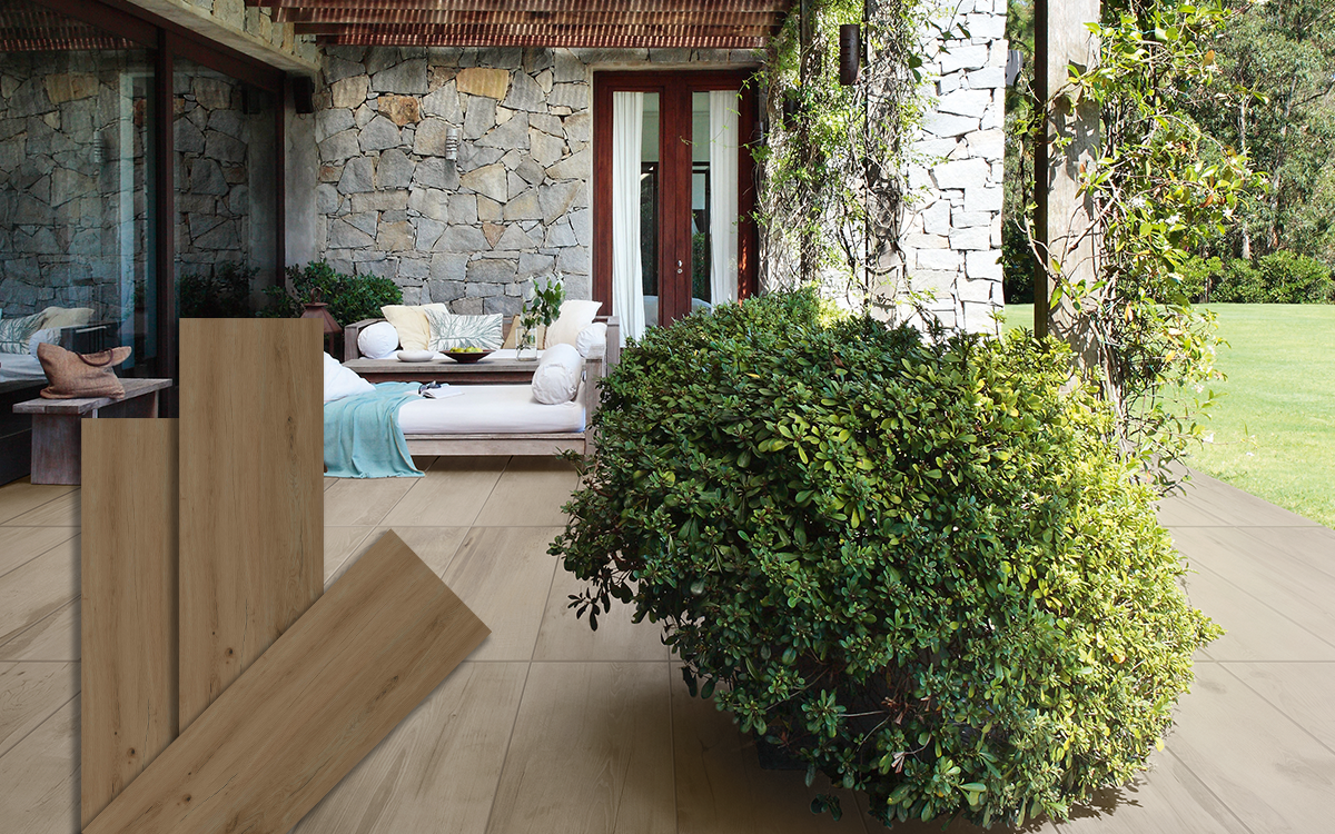 Terrasse mit Keramik-Bodenplatten in satter, brauner Holzoptik (Farbe Brown), kombiniert mit einer Natursteinwand und Lounge-Möbeln. Im Vordergrund drei Produktmuster der Serie HAT-87.