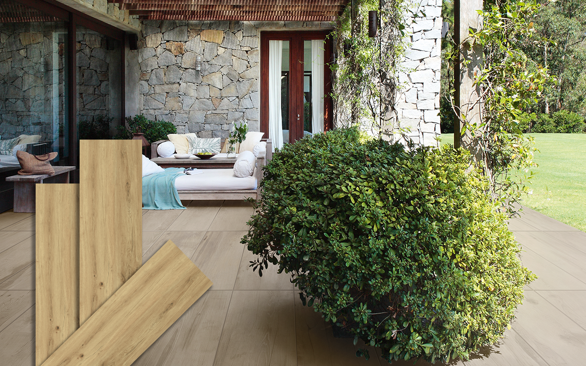 Terrasse mit Keramik-Bodenplatten in authentischer, heller Holzoptik (Farbe Natural), kombiniert mit einer Steinwand und Gartenmöbeln. Im Vordergrund drei Produktmuster der Serie HAT-88.